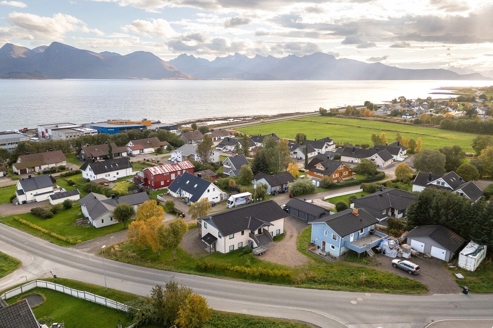 Solåpen tomt med god utsikt til sjø og fjell. Galleribilde