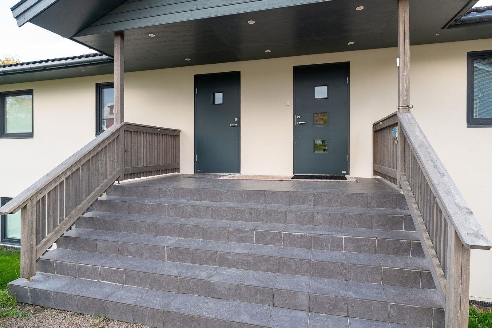 Velkommen hit! Inngangen er døren til høyre, mens døren til venstre inneholder en bod. Galleribilde