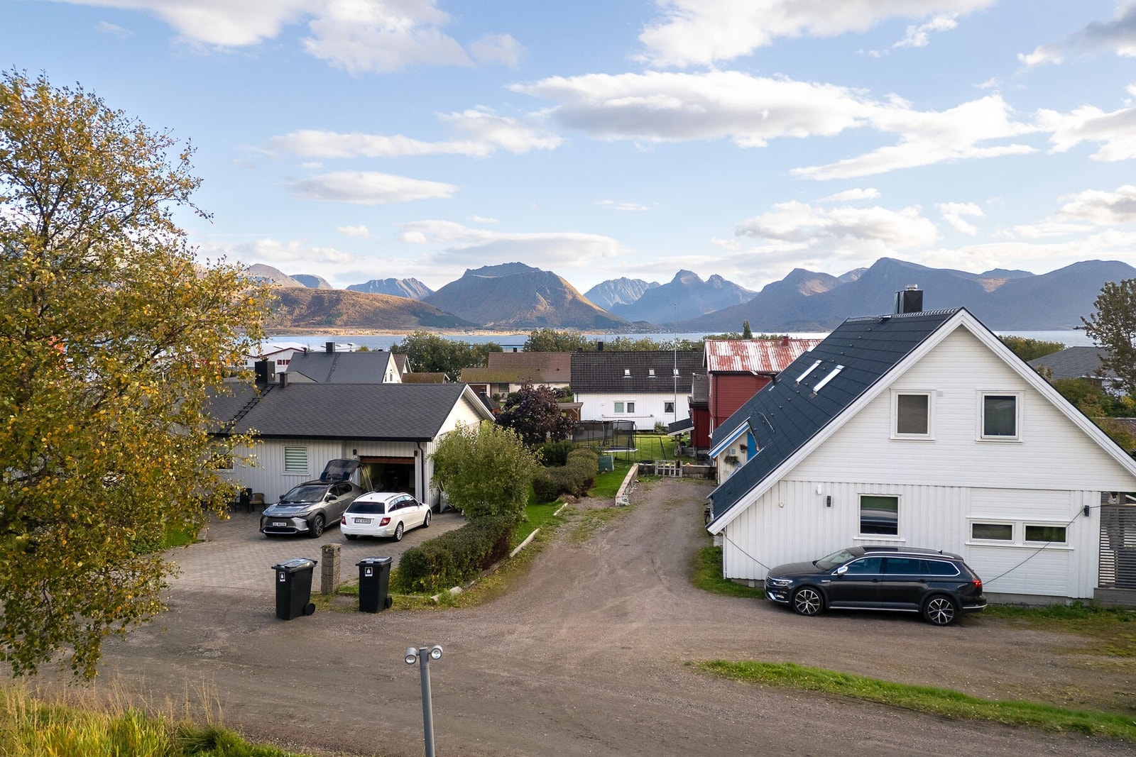 Fra leiligheten får du flott utsikt mot sjø og fjell. Galleribilde