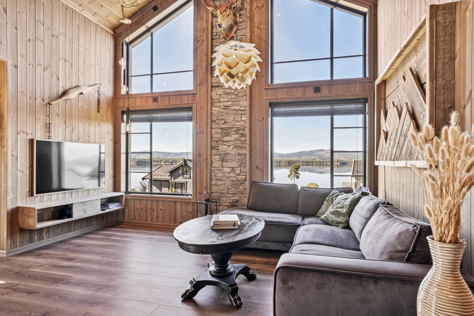 Gjennomgående bruk av trepanel på vegger og i himling skaper en lun og helhetlig atmosfære. Galleribilde