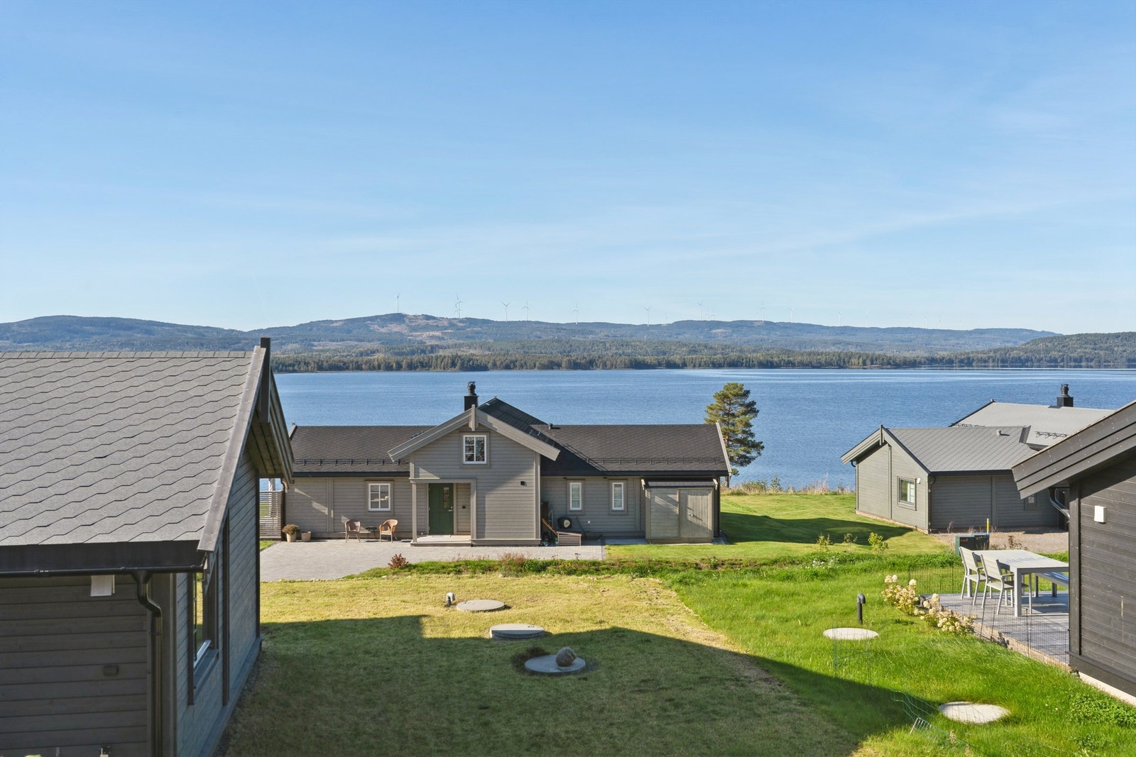 Området byr på flotte turmuligheter, som den historiske Dragonvegen, og aktiviteter på Storsjøen. Galleribilde