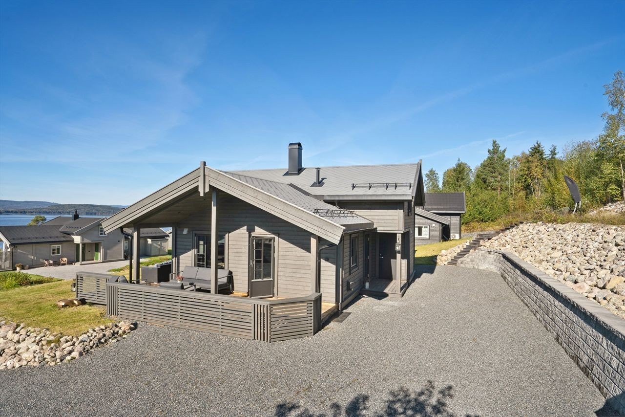 Praktisk adkomst via gruset innkjøring og en romslig, delvis overbygget terrasse på 30 m². Galleribilde