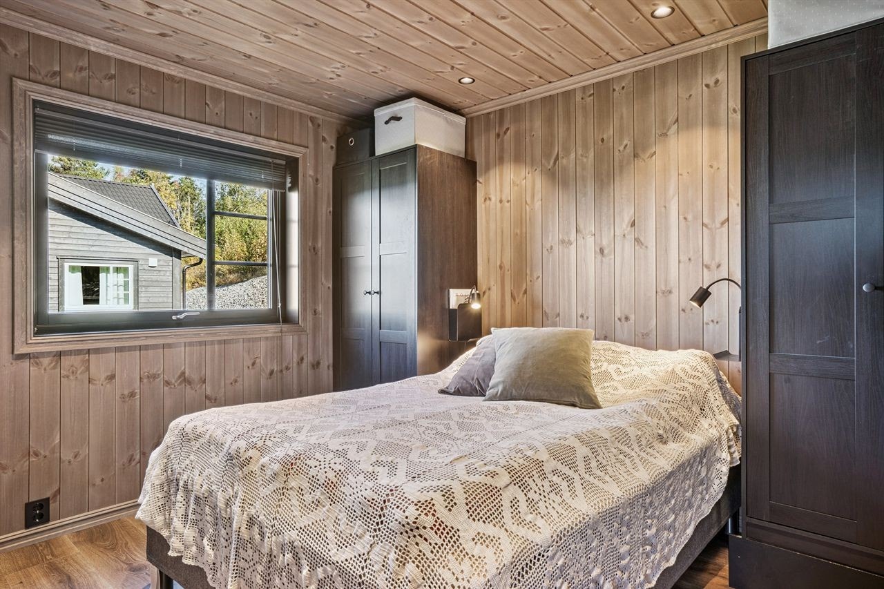 Hovedsoverommet har god plass til dobbeltseng og garderobeskap. Også her er det gulvvarme. Galleribilde