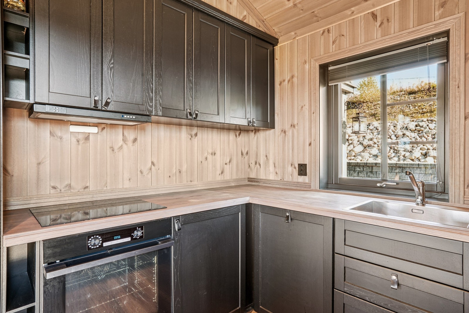 Alle hvitevarer som stekeovn, platetopp, oppvaskmaskin og kjøl-/fryseskap er integrerte. Galleribilde