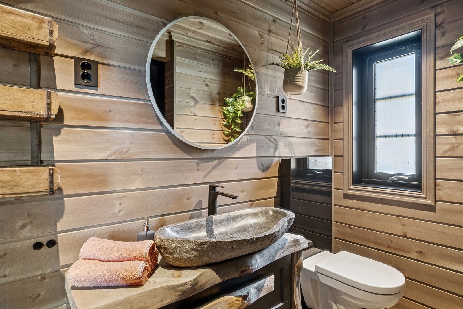 Baderomsinnredningen har en særpreget servant i stein. Rommet har downlights og gulvvarme. Galleribilde