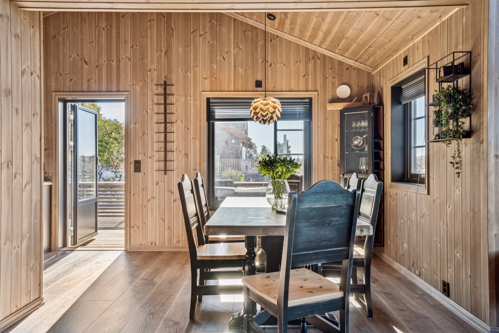 Fra spisestuen er det direkte utgang til den store terrassen via en verandadør med isolerglass. Galleribilde