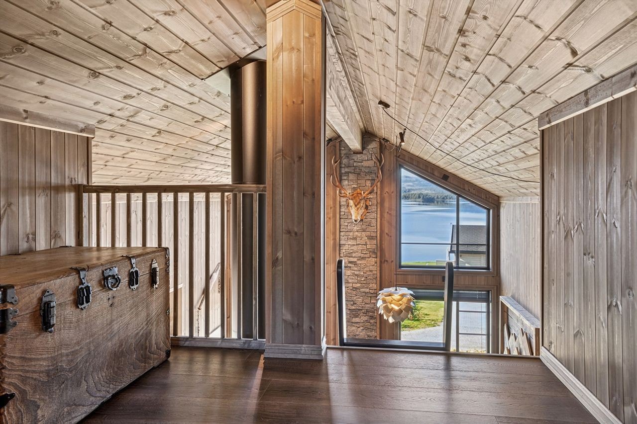 Fra hemsen har du en flott oversikt ned mot stuen og ut gjennom de store vinduene. Galleribilde