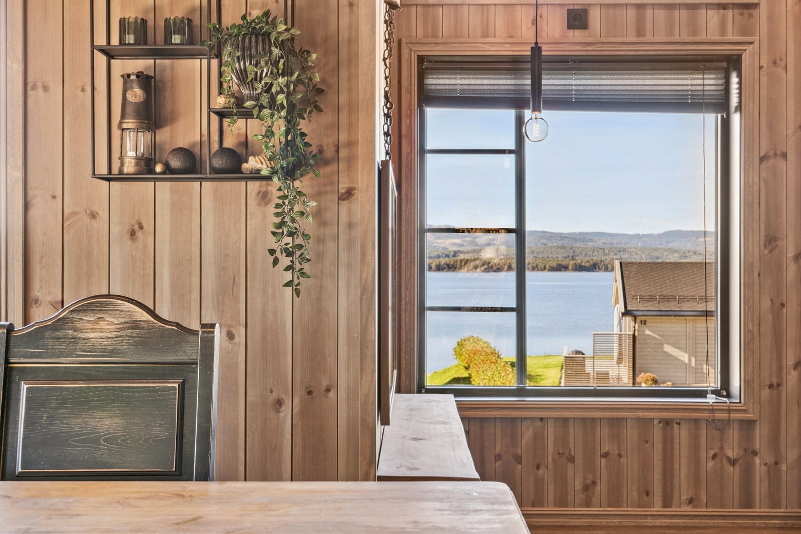 Vinduene rammer inn den fine utsikten over vannet og landskapet. Galleribilde