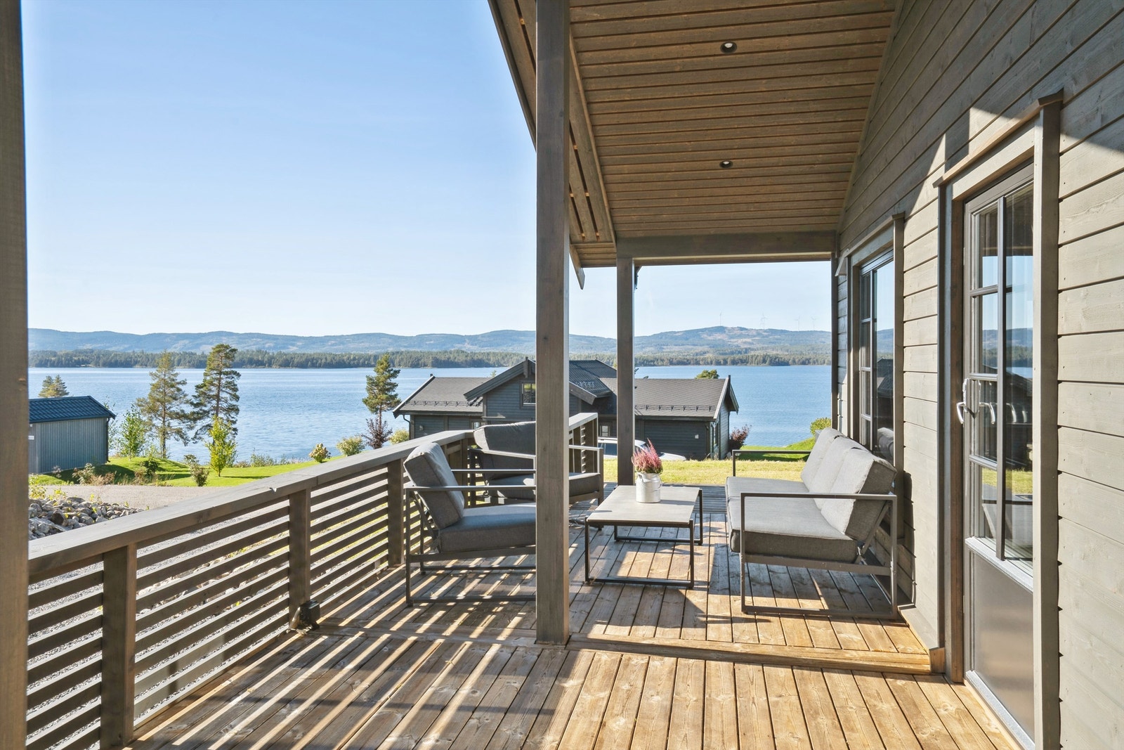 Den overbygde delen av terrassen har downlights i taket og er en lun uteplass. Galleribilde