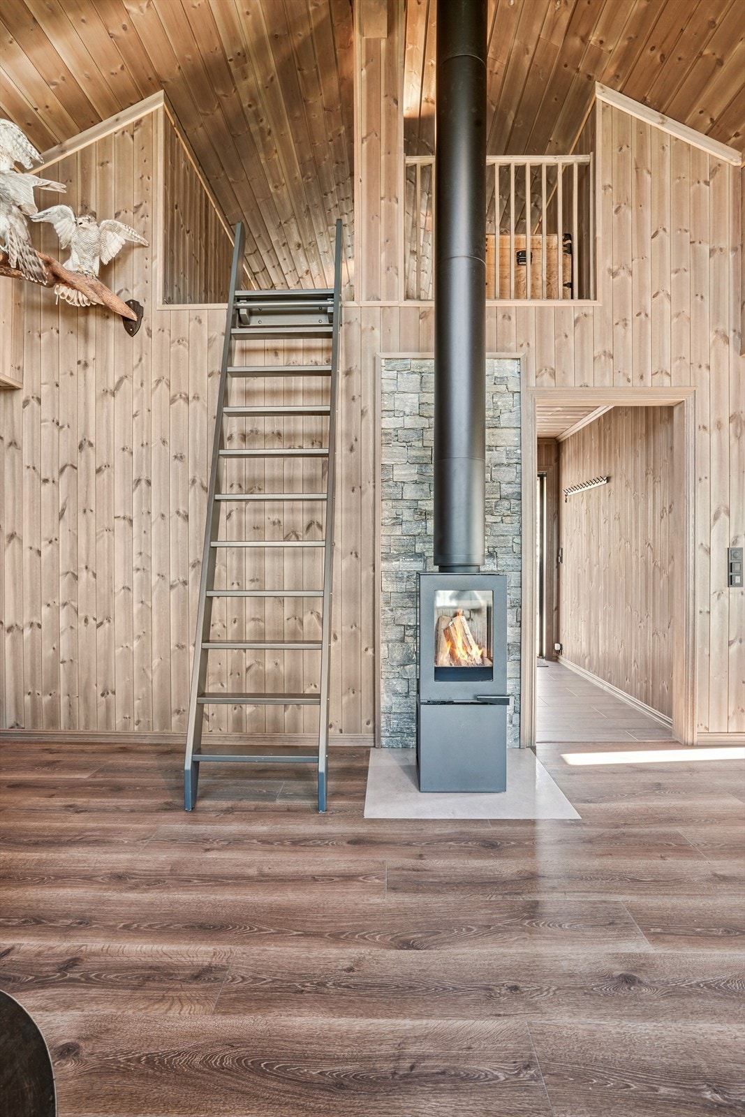 Vedovnen er plassert på et gulv av keramiske fliser for brannsikkerhet. Galleribilde