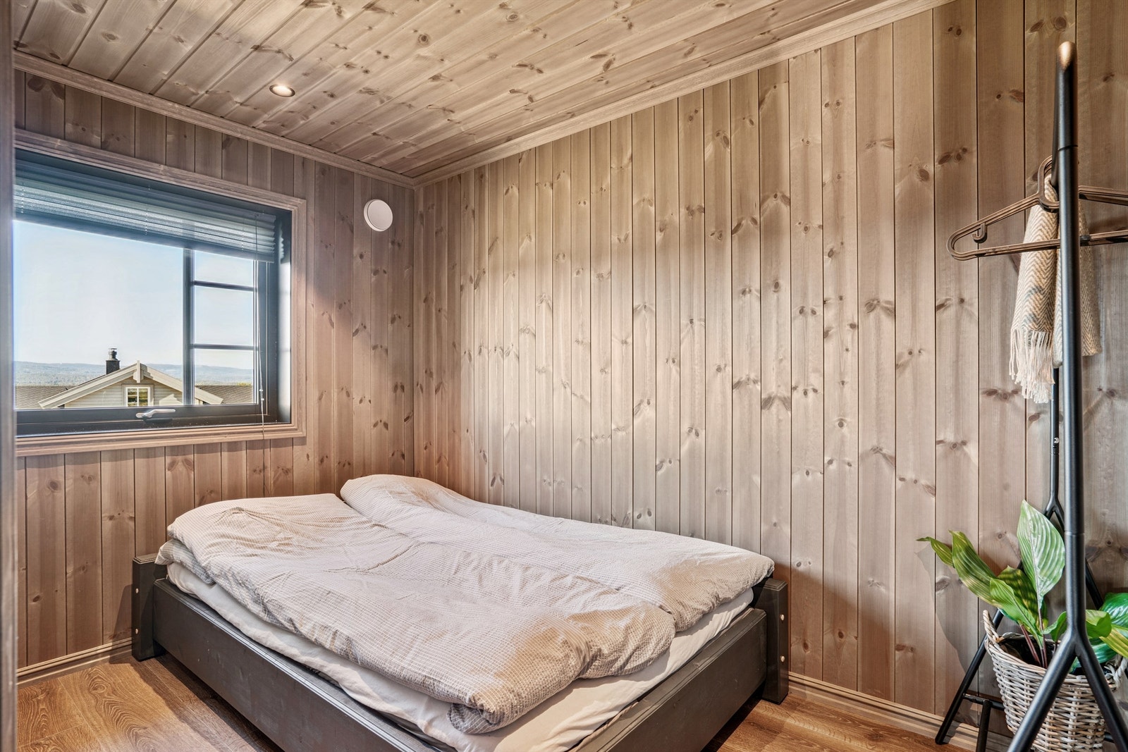 Hyttas tredje soverom har også plass til seng og oppbevaring. Galleribilde