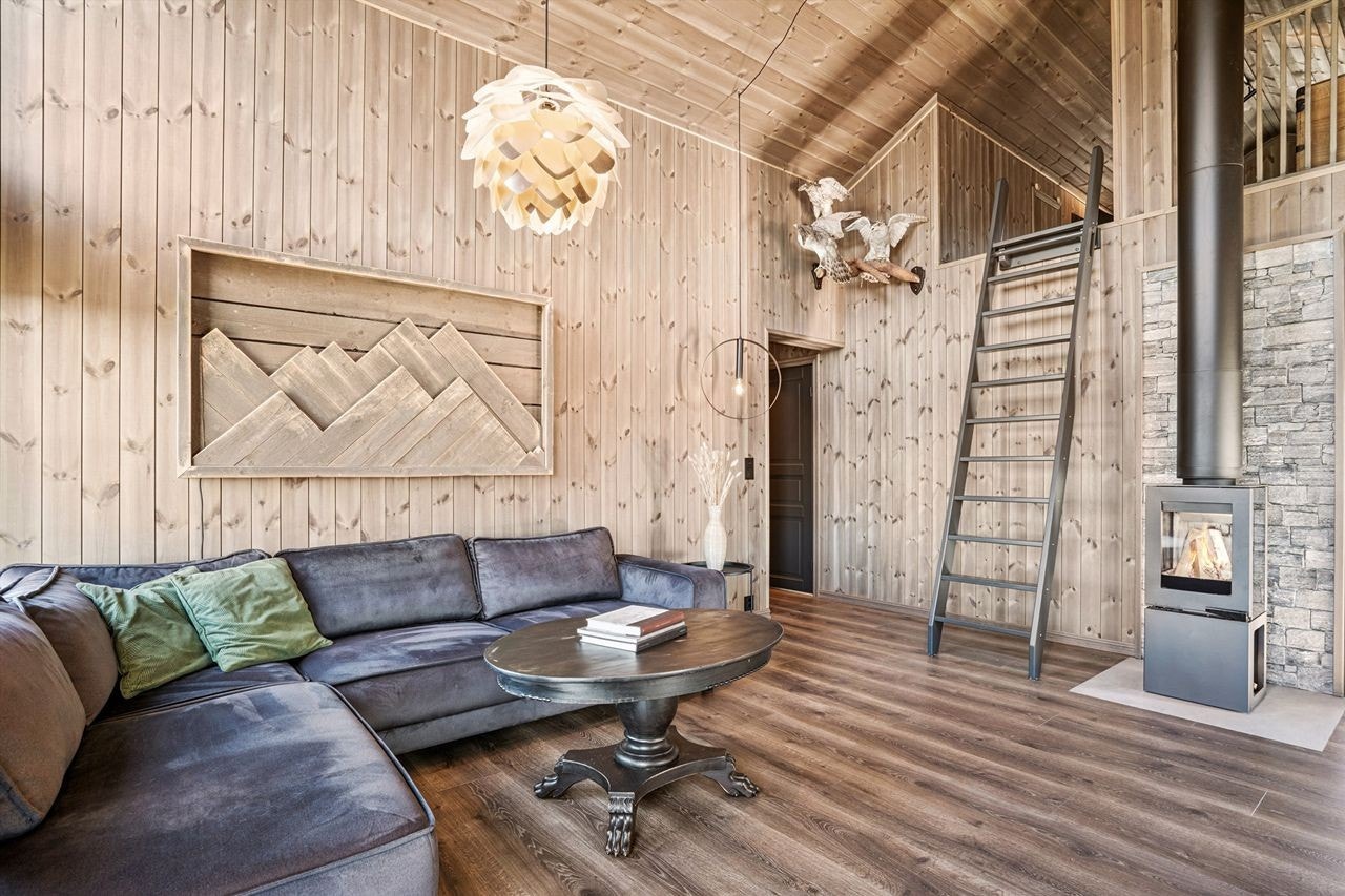 Stigen i stuen gir adkomst til en praktisk hems med flere bruksmuligheter. Galleribilde