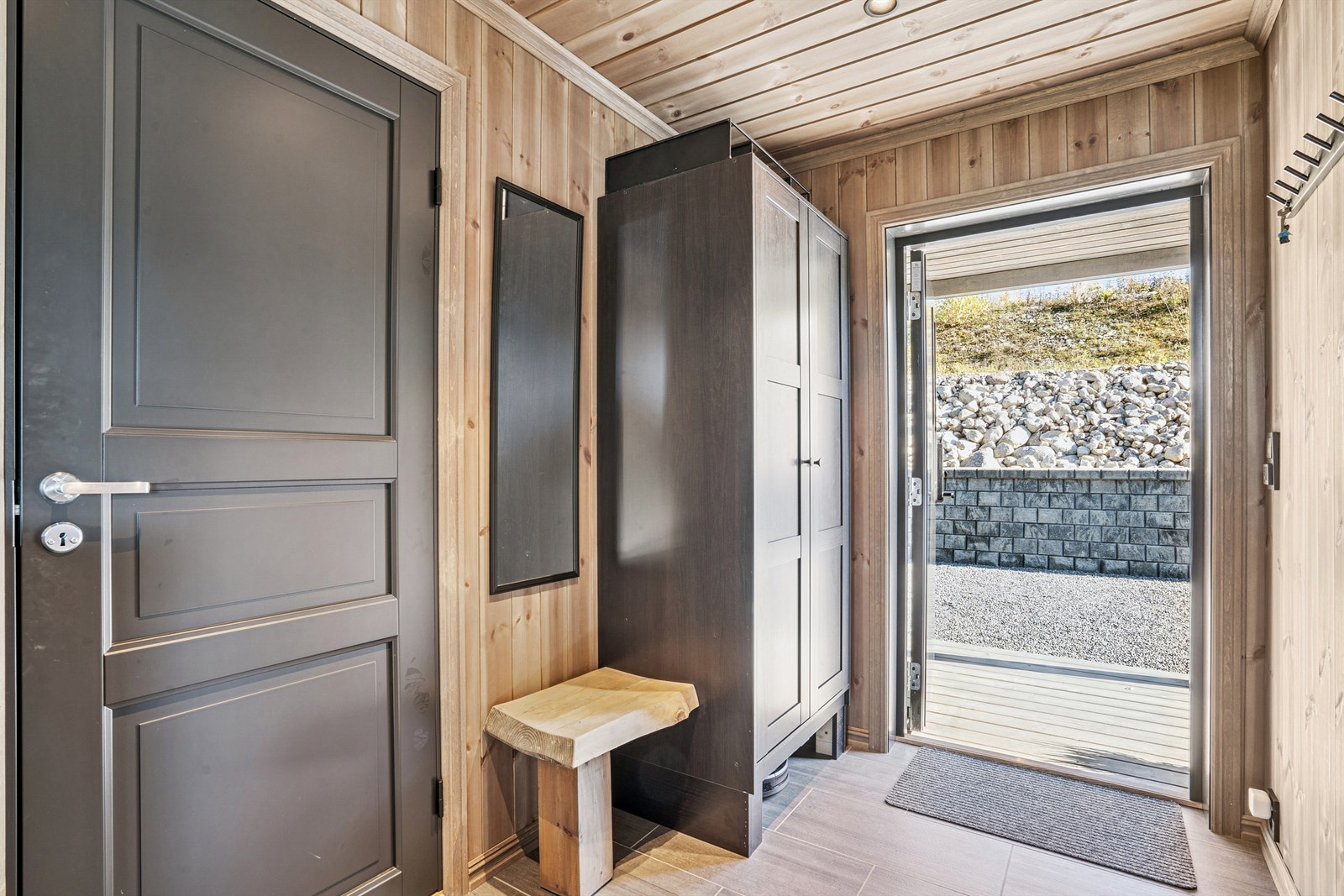 Herfra har du tilgang til resten av hytta. Det er elektrisk gulvvarme i alle rom. Galleribilde