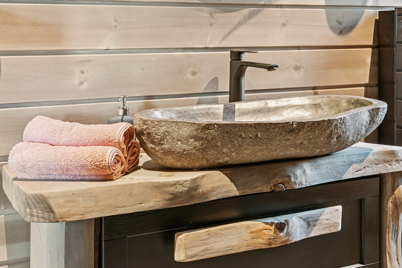 Detaljene på badet er gjennomførte og gir et rustikt preg. Galleribilde