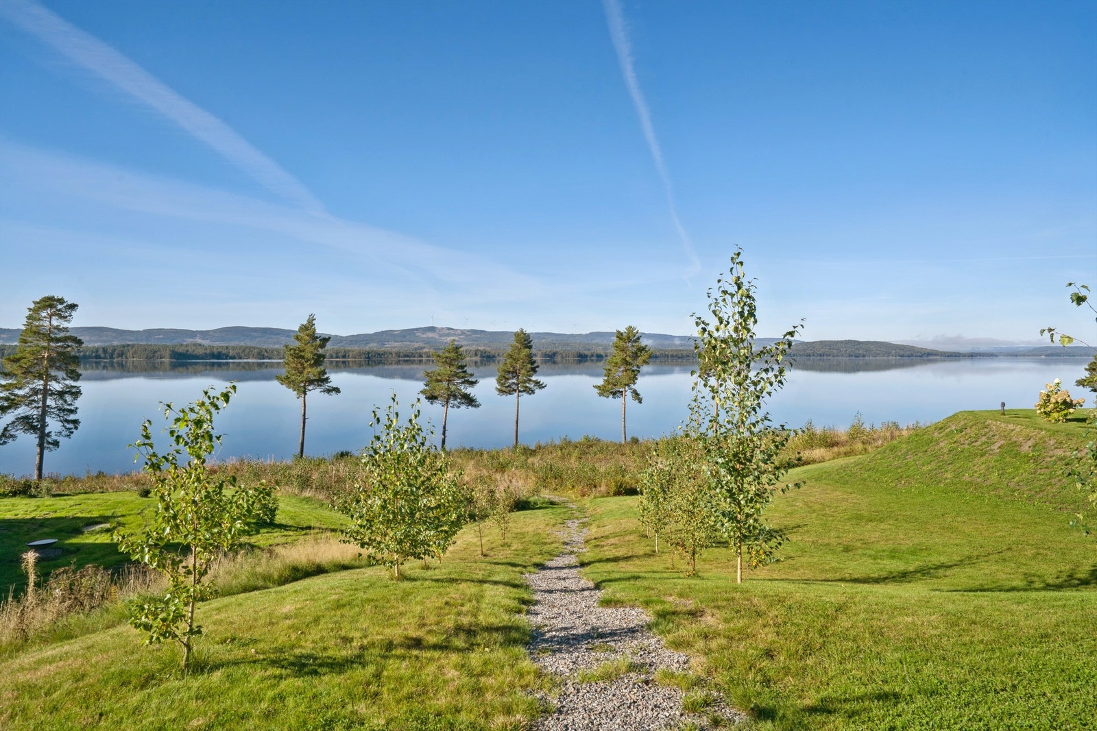 Kort vei ned til Storsjøen med bade- og hvileplasser. Galleribilde