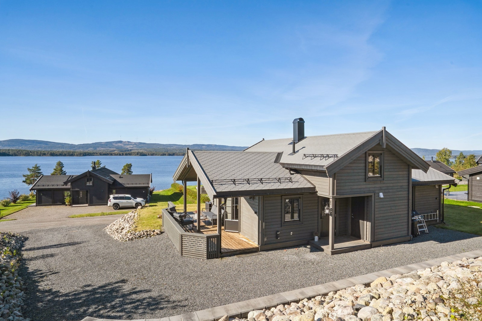 Eiendommen ligger høyt og fritt med umiddelbar nærhet til Storsjøen. Galleribilde