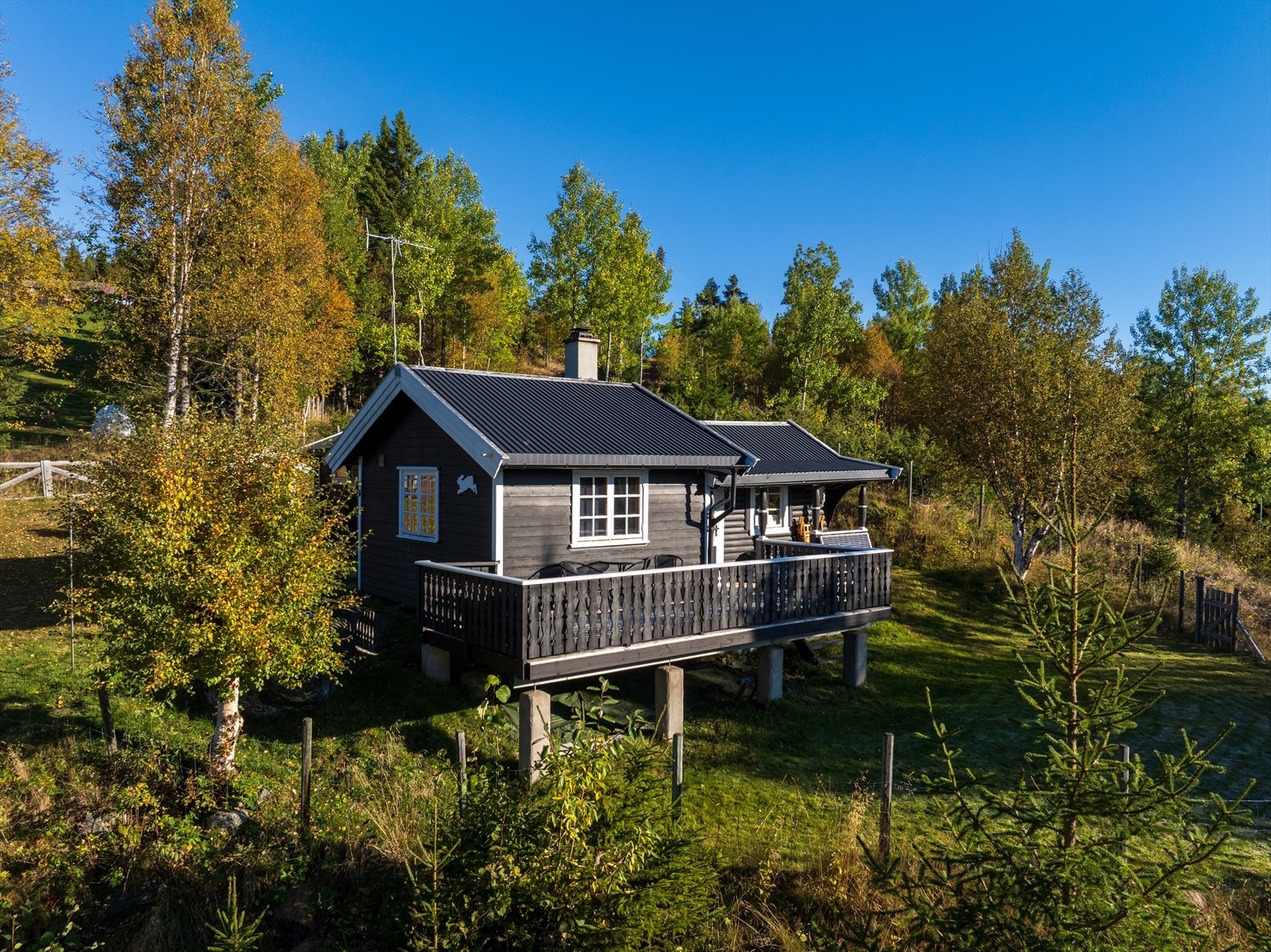 Hytta har enkel standard med solcelleanlegg og vedfyring, og byr på god atmosfære og fine utearealer. Galleribilde