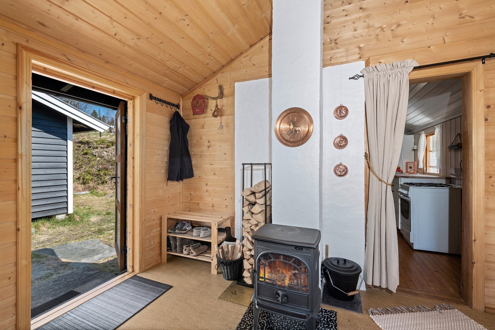 Dovre vedovn fra 2006 gir en god varme i hele hytta. Ny brannmur i 1994. Galleribilde