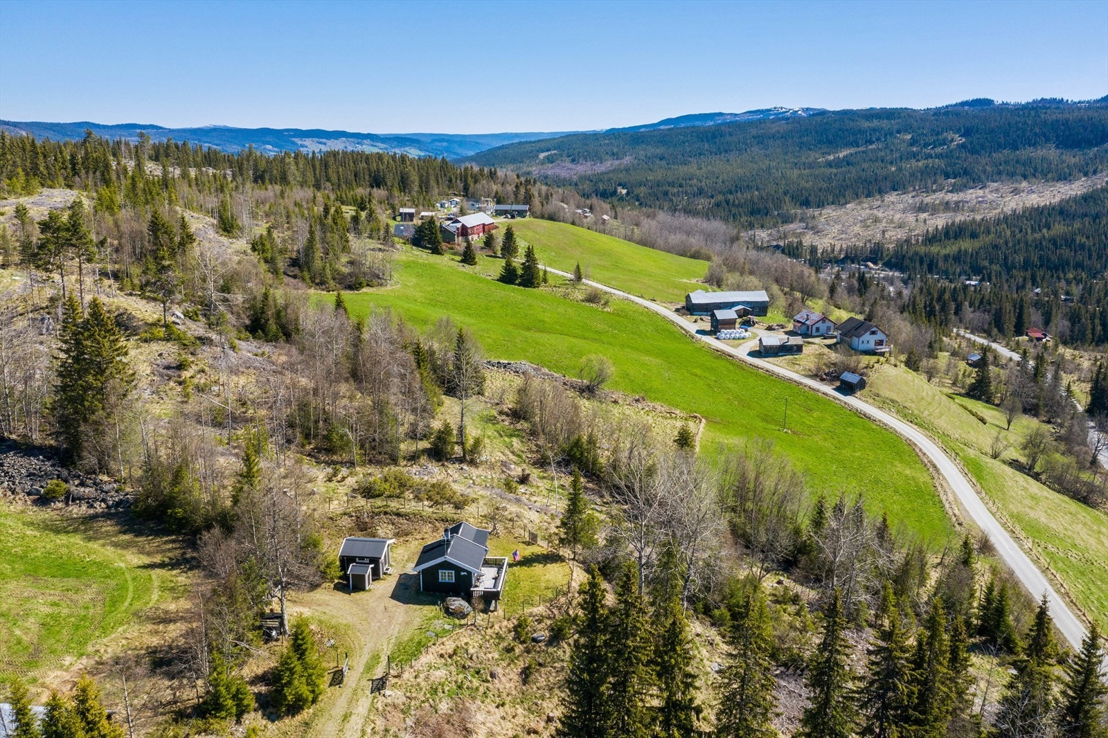 Fra Nesbyen ta av fra RV 7 og følg Rukkedalsvegen oppover, etter 14 km ta av til høyre mot Myking på Mykingvegen (bomstasjon her). Etter ca. 1 km ta av opp til høyre og etter 100 meter ligger hytta rett fram, merket med til salgs skilt. Galleribilde