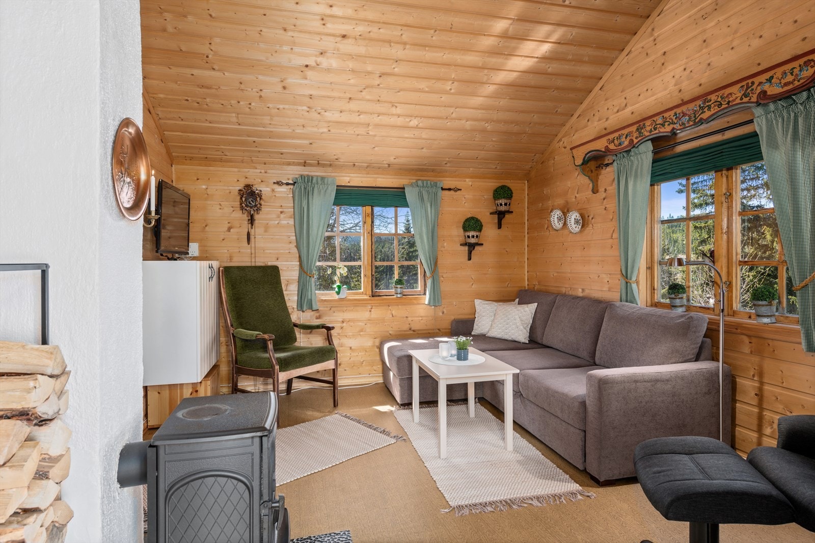 Trivelig stue som har stor takhøyde som gir en god romfølelse. Galleribilde