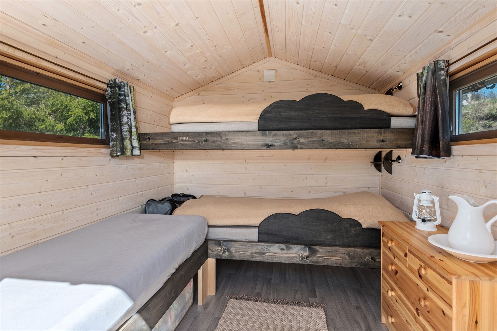 Annekset er byggemeldt som uthus, men er innredet med soveplasser.Det er ikke søkt bruksendret og således ikke godkjent bruk som soverom/anneks fra Nesbyen kommune. Galleribilde