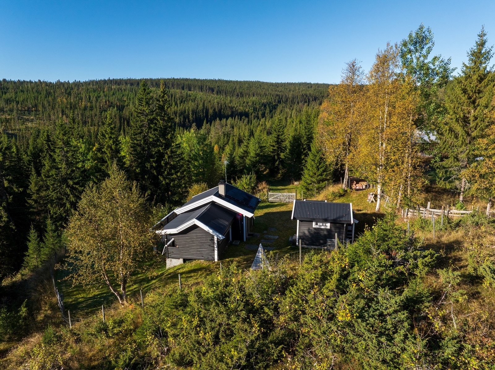 Fritidsbolig med stue, kjøkken og terrasse. Uthus innredet som anneks. Utedo og vedskjul. Galleribilde