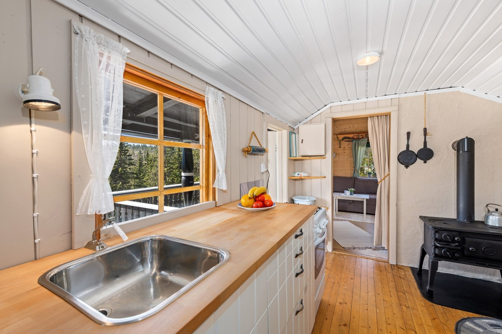 Kjøkkeninnredning IKEA fra 2016. Skuffeseksjoner, heltre benkeplate og nedfelt kum. Galleribilde