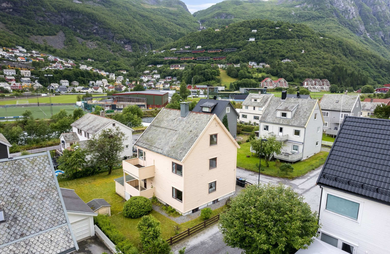 Eigedommen har ei flat og lett-stelt tomt Galleribilde
