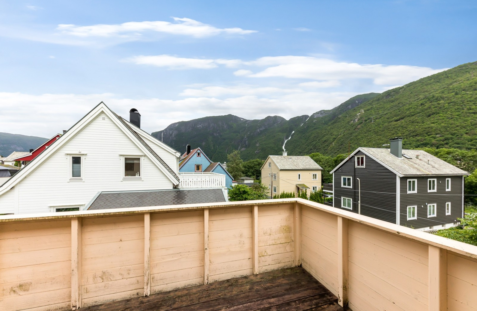 Fra stova i 2.etg. er det utgang til veranda som vender mot sør/vest Galleribilde