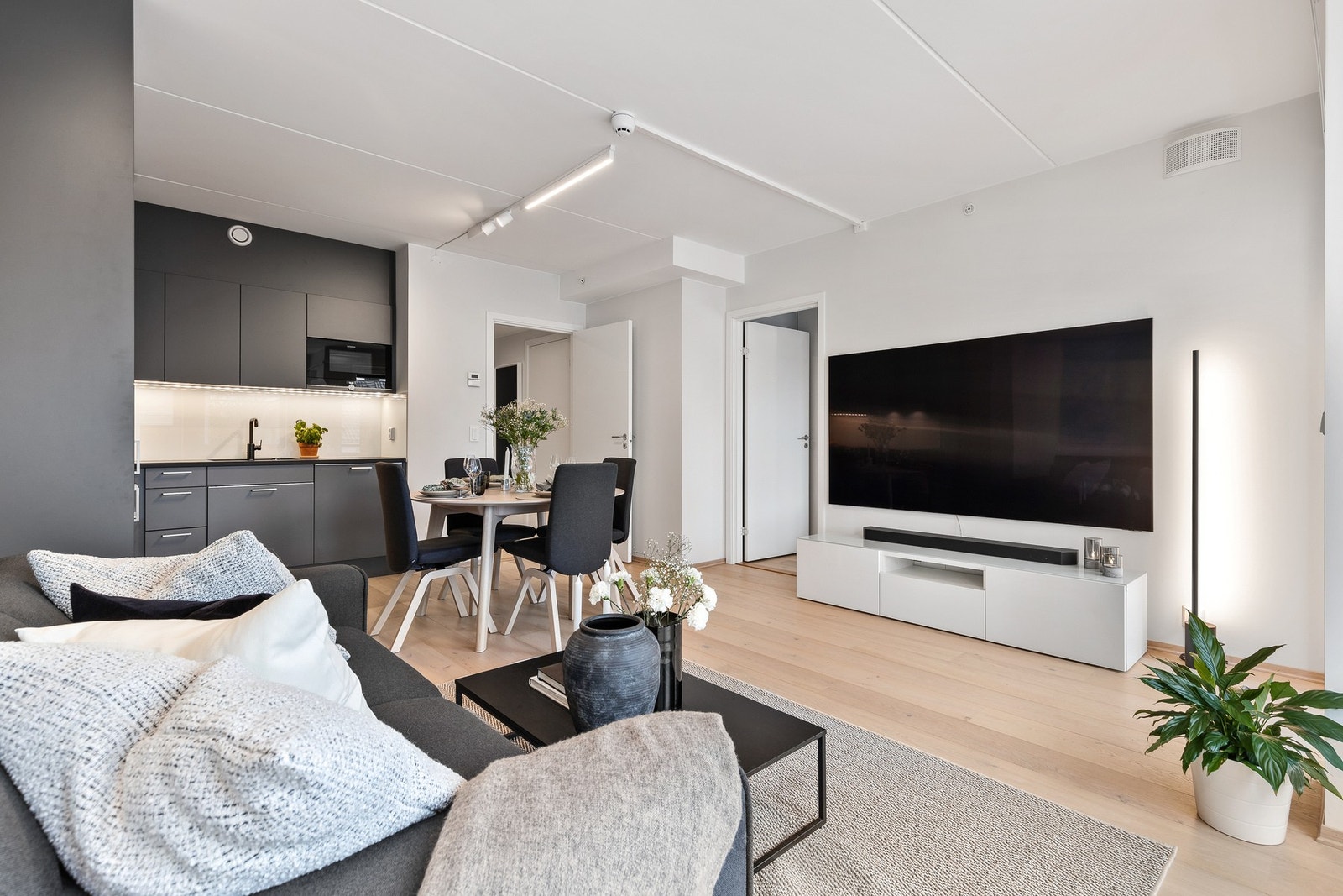 Stuens utforming gjør den enkel å møblere Galleribilde