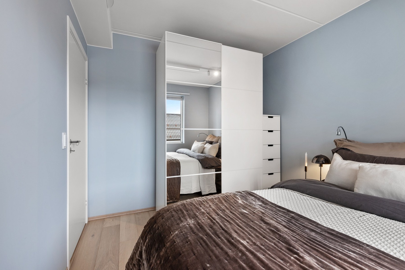 Det er også rom for garderobeskap på soverommet Galleribilde
