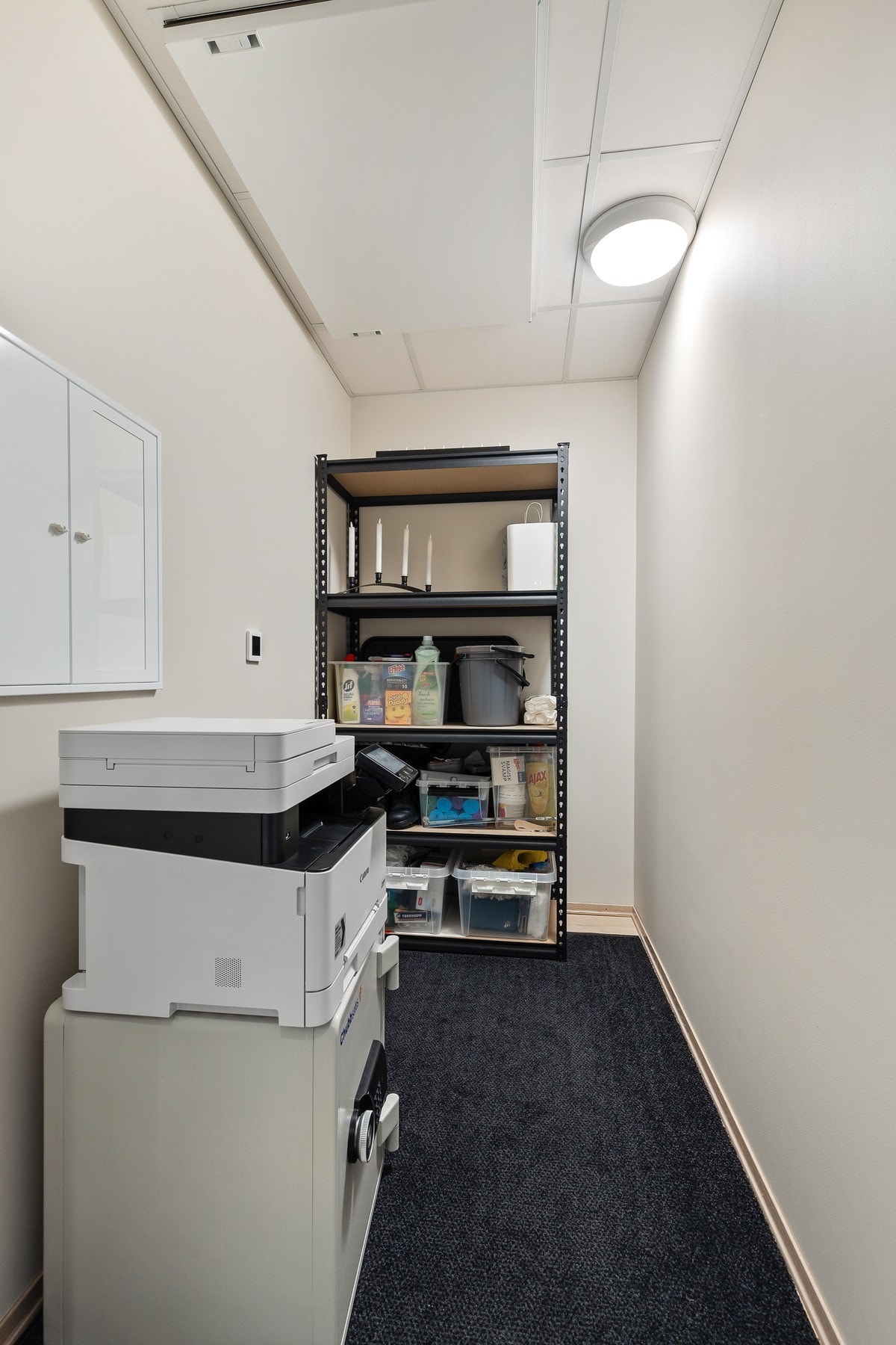 I leiligheten har du en praktisk bod for oppbevaring, det er også en separat bod i felles anlegg Galleribilde