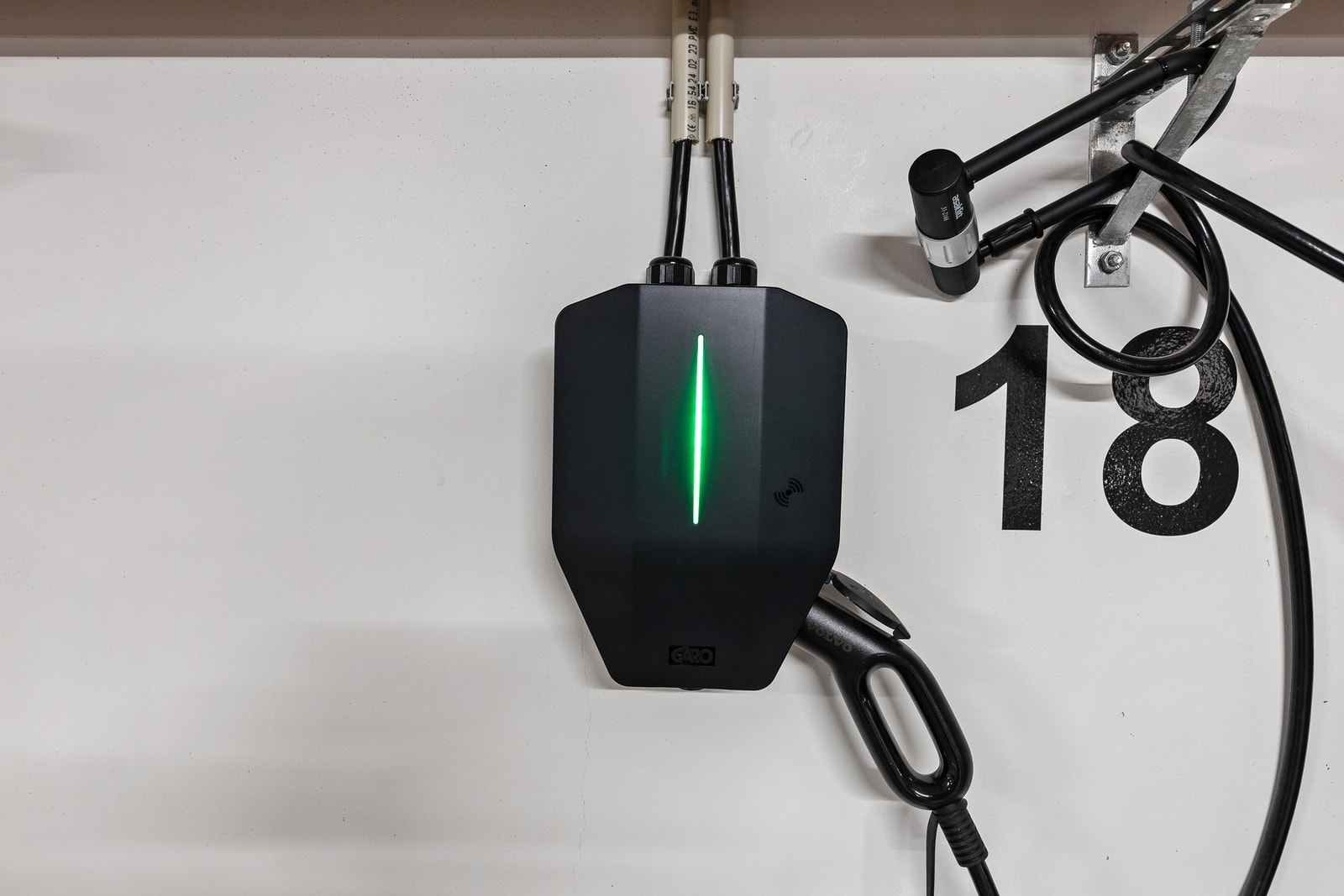 Det er montert lader for elbil på parkeringsplassen Galleribilde