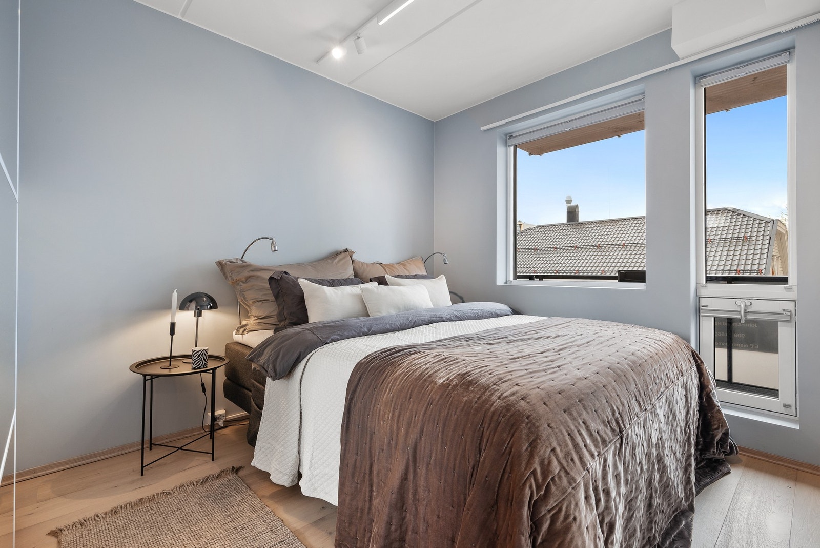 Soverommet har plass til dobbeltseng med tilhørende nattbord Galleribilde