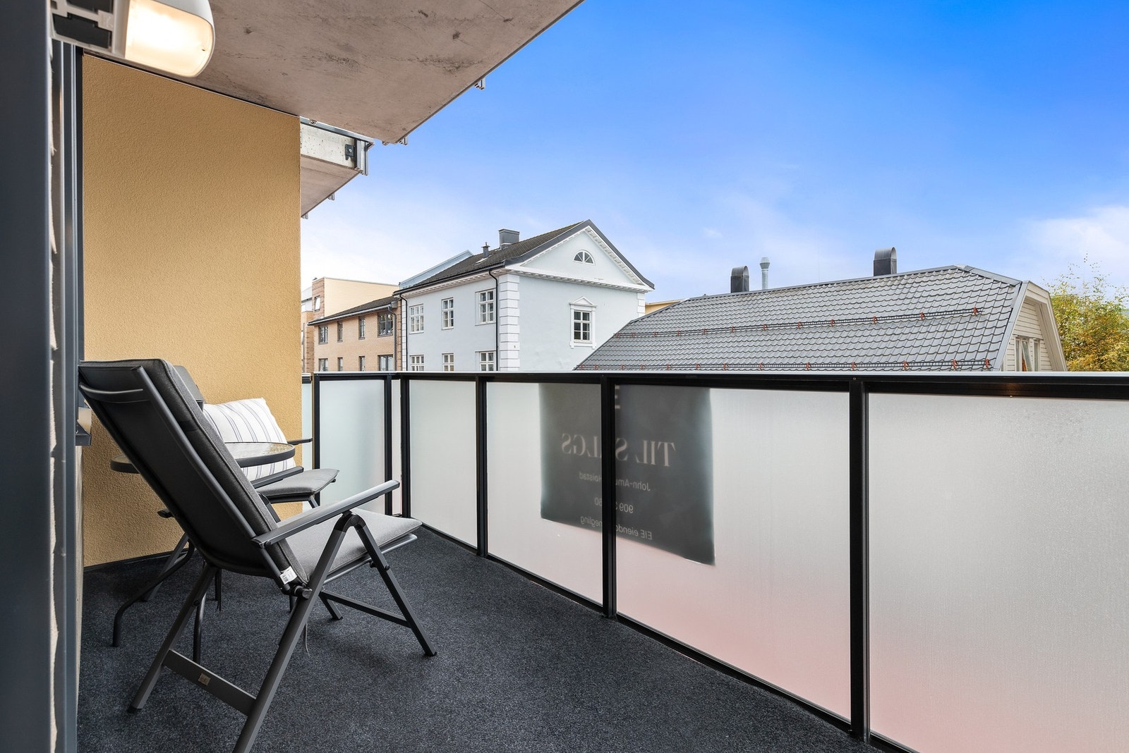 Den overbygde balkongen har heldekkende teppegulv og foliert glass Galleribilde