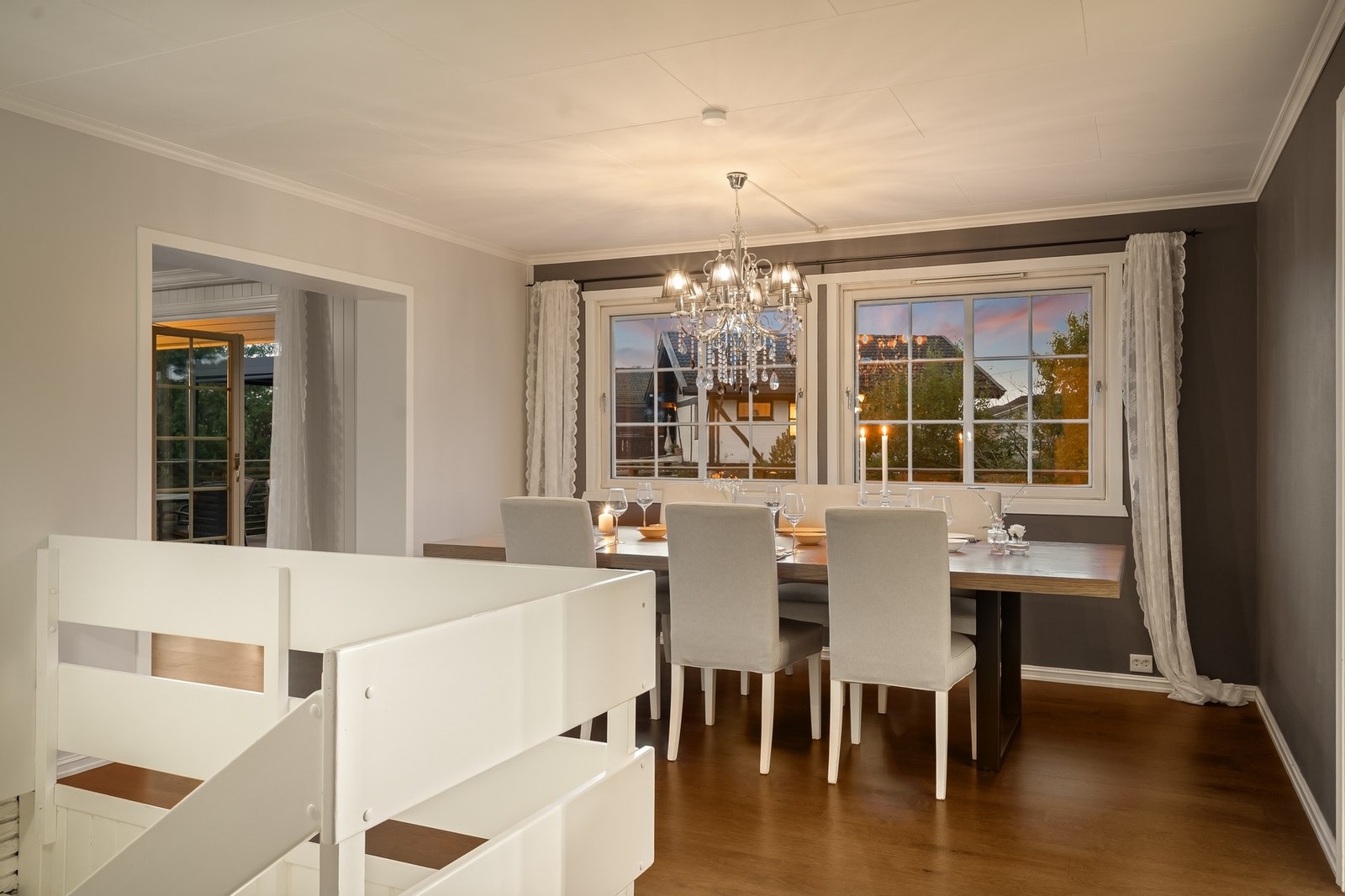 Spisestue mellom kjøkken og stue Galleribilde