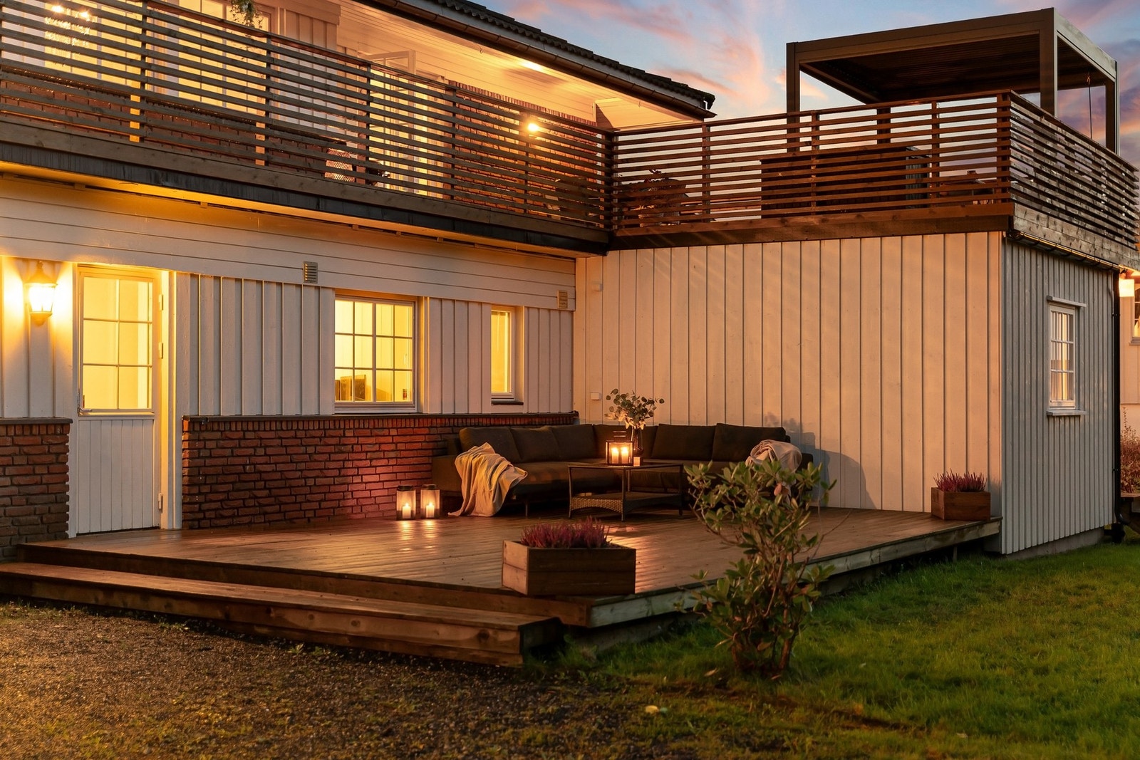 Lune og solfylte utearealer - Tomten er opparbeidet med gressplen og naturtomt Galleribilde