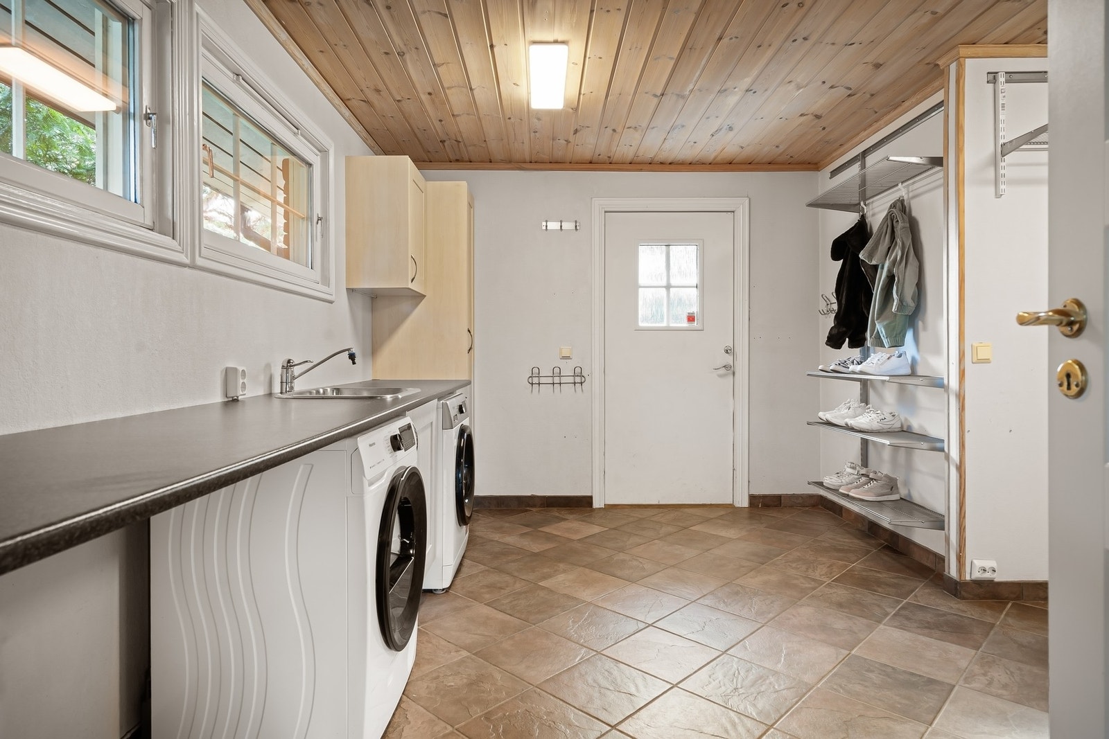 Praktisk og romslig vaskerom Galleribilde
