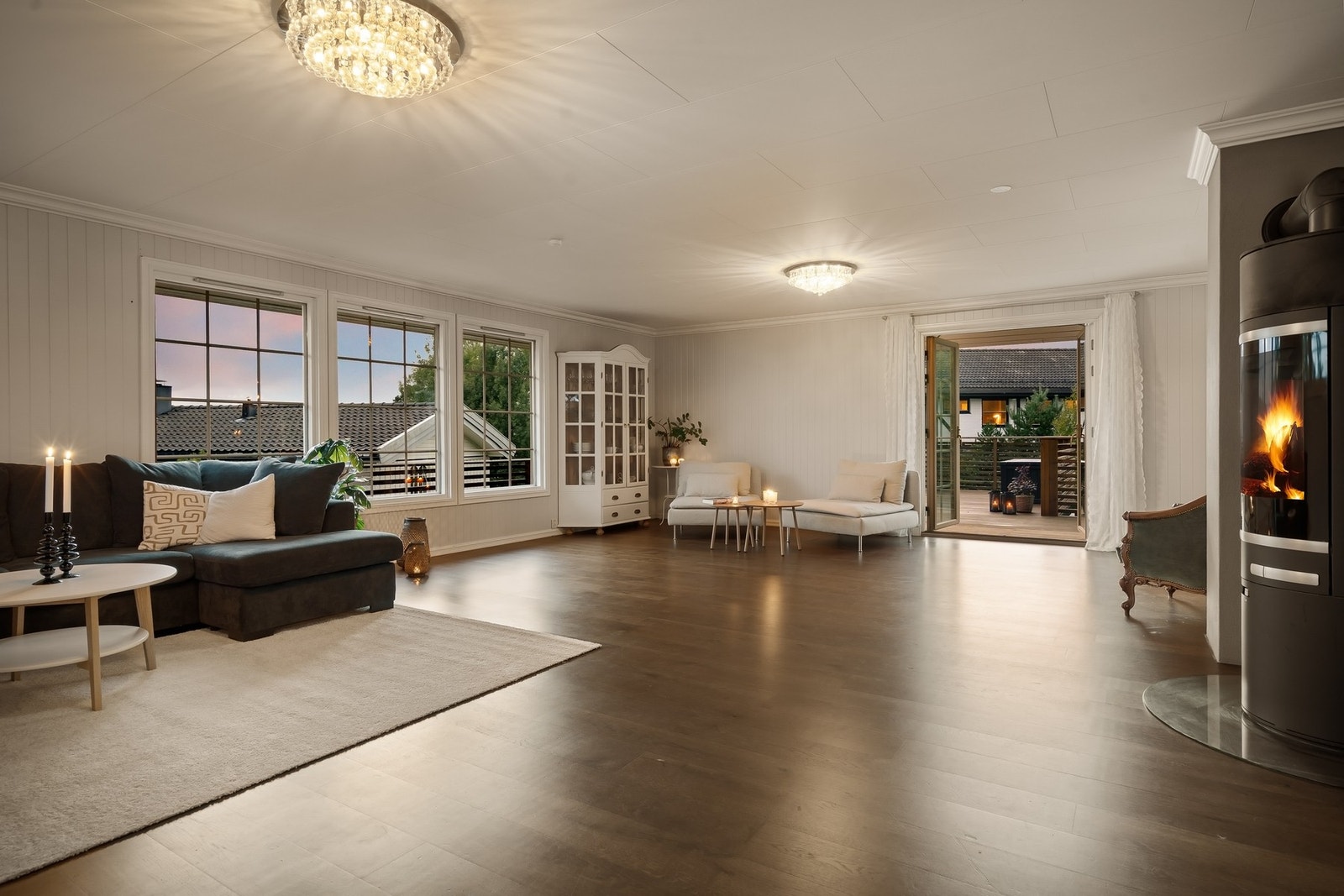 Stuen er romslig med rikelig av naturlig lysinnslipp Galleribilde