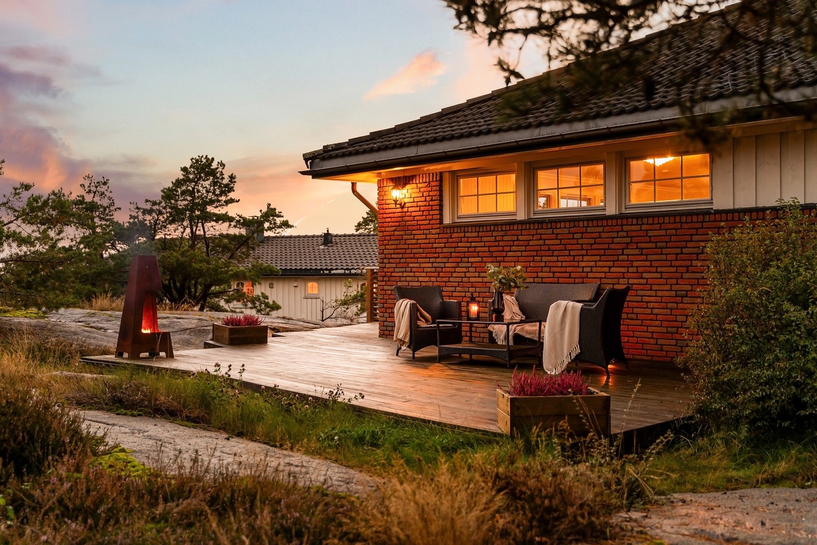 Uteplasser på hele 157m2 rundt boligen Galleribilde