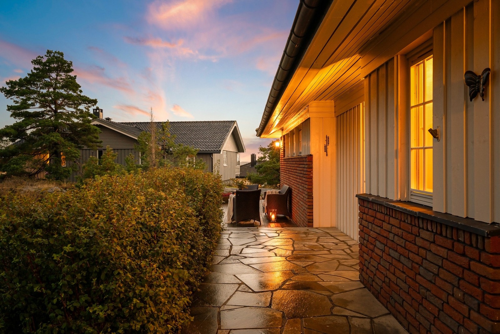 Hyggelig og skiferlagt ved inngangsparti Galleribilde