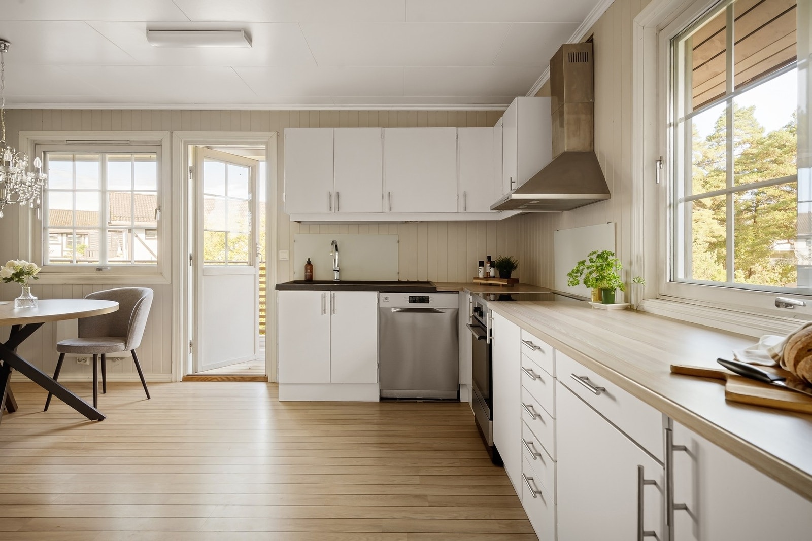 Kjøkkenet har romslige arbeidssoner og rikelig med oppbevaringsmuligheter Galleribilde