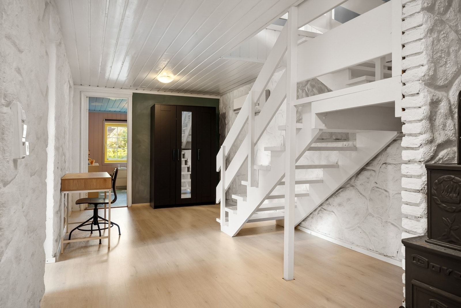 Varmekilder i underetasjen er varmepumpe, vedfyr, varmekabler og varmefolie Galleribilde