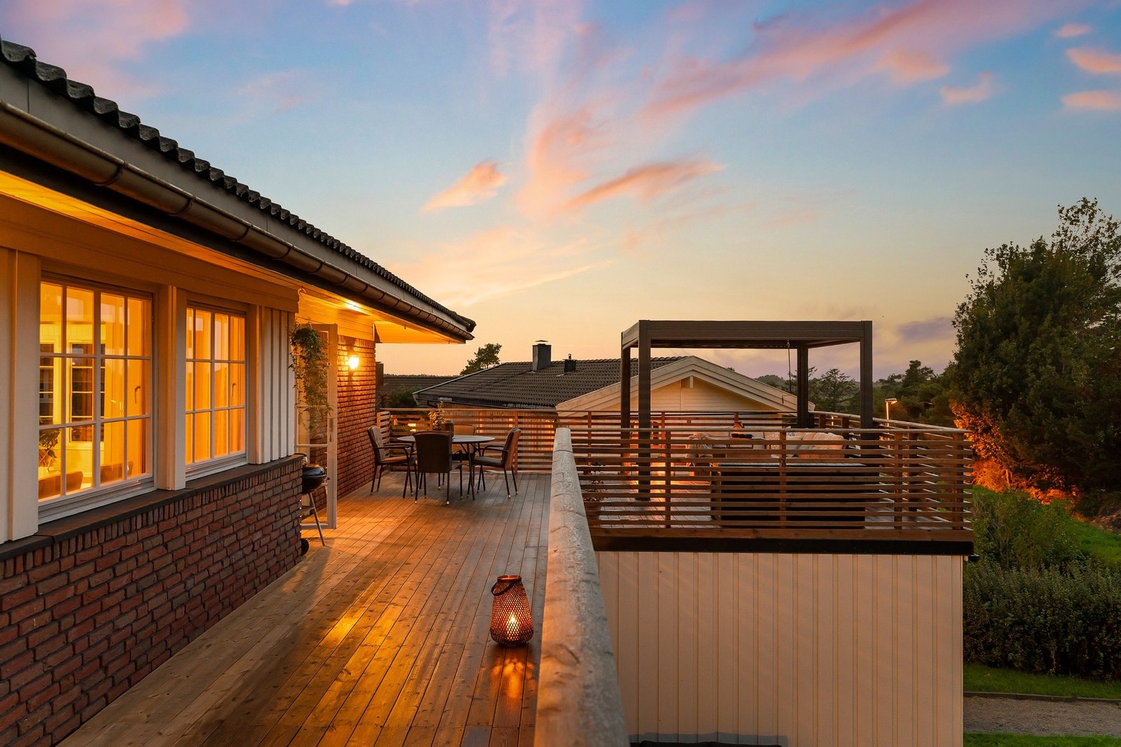 Flotte uteplasser med kveldssol Galleribilde