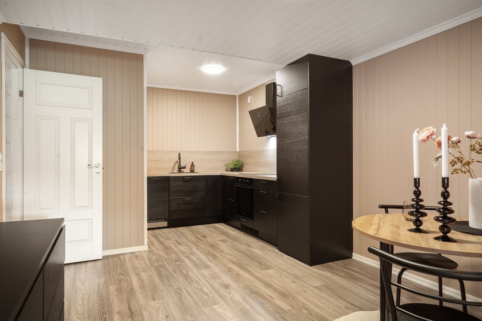 Kjøkkenet i underetasjen ble etablert i forbindelse med tilbygget i 2025 Galleribilde