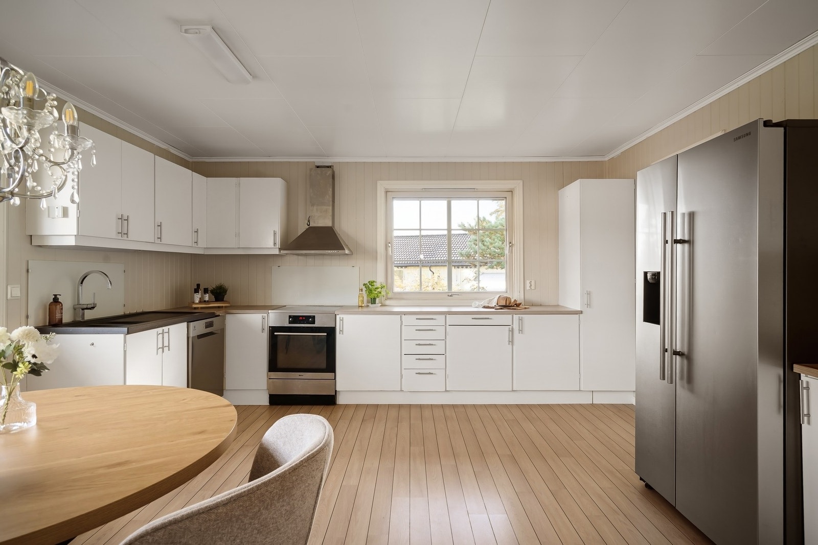 Kjøkkenet er originalt, men er malt i nyere tid, samt at benkeplate ble byttet Galleribilde