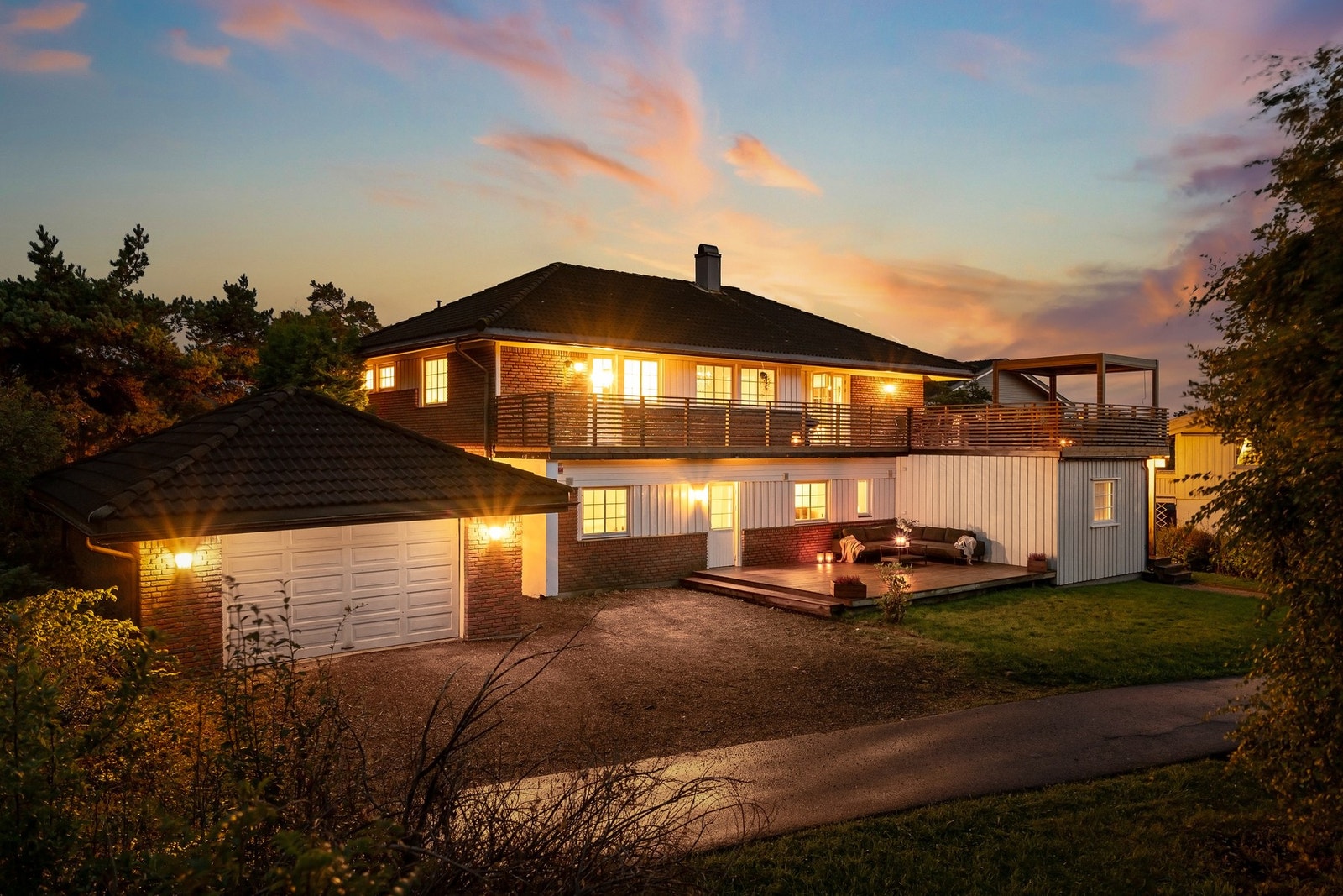 Boligen går over to etasjer, og det er oppført en garasje på tomten Galleribilde