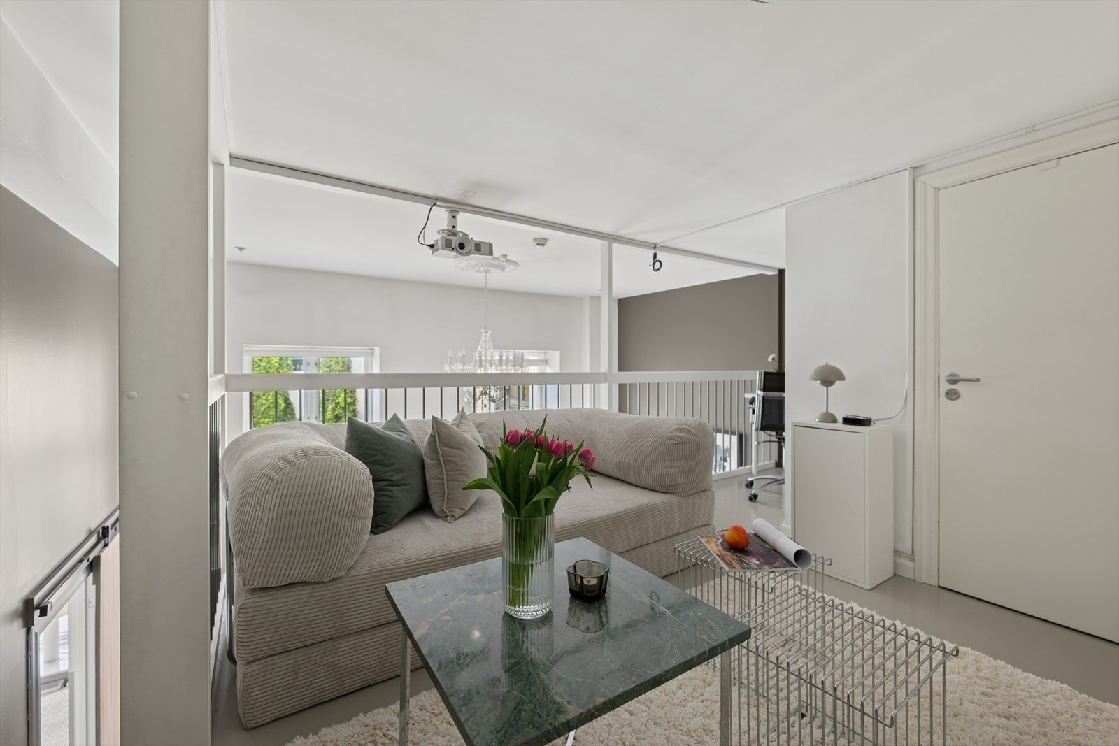 På mesaninen har du plass til en god sofa samt tilhørende møblement. Galleribilde