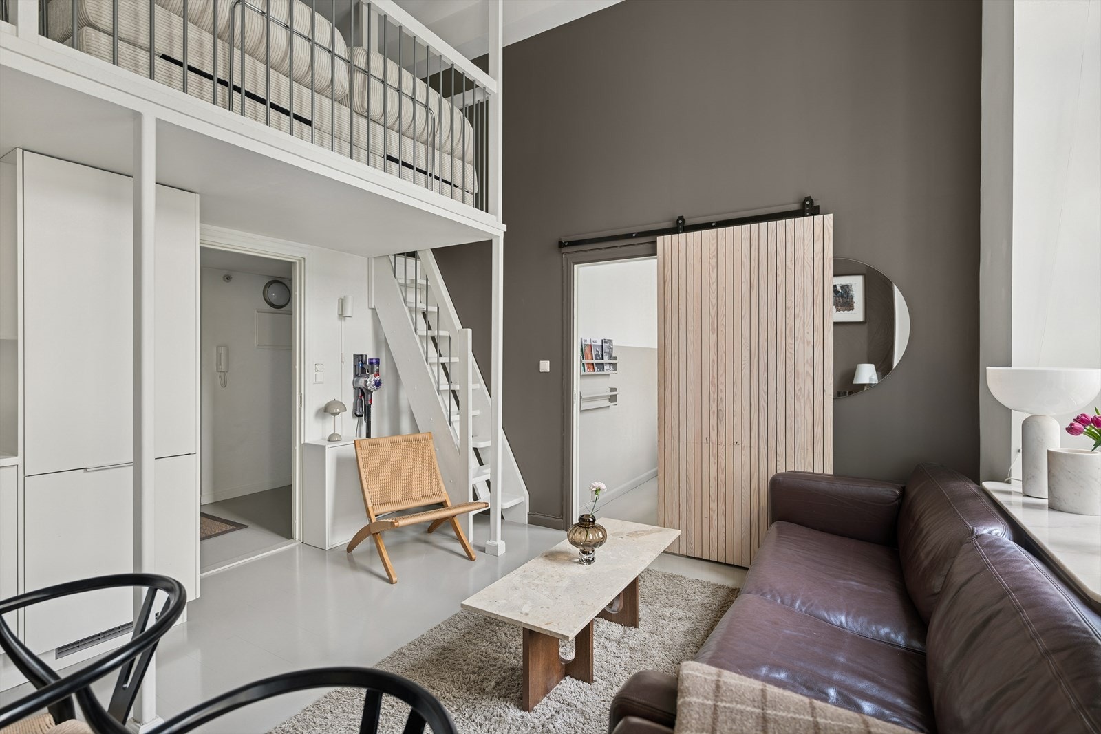 Fra stuen har du adkomst til leilighetens soverom i tillegg til mesaninen. Galleribilde