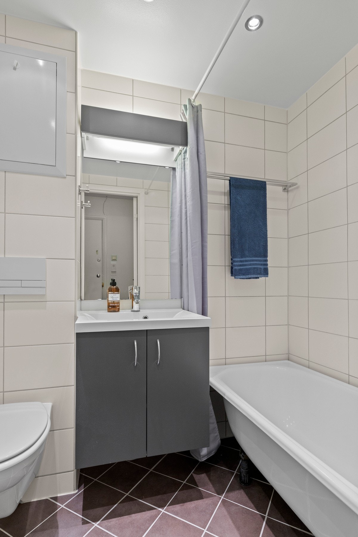 Badet ble pusset opp i regi av borettslaget i 2013 og har flislagte vegger og gulv, samt en himling med downlights Galleribilde